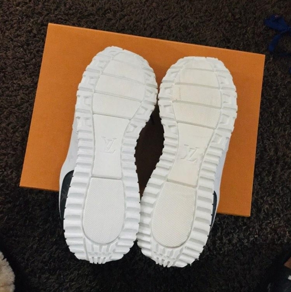 Louis Vuitton - Picture 5 of 7